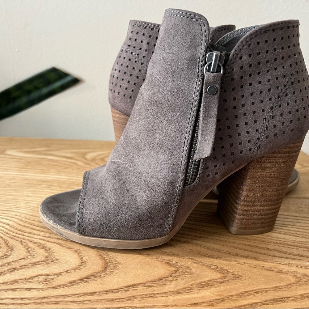 Universal threads open toe booties - Picture 3 of 4